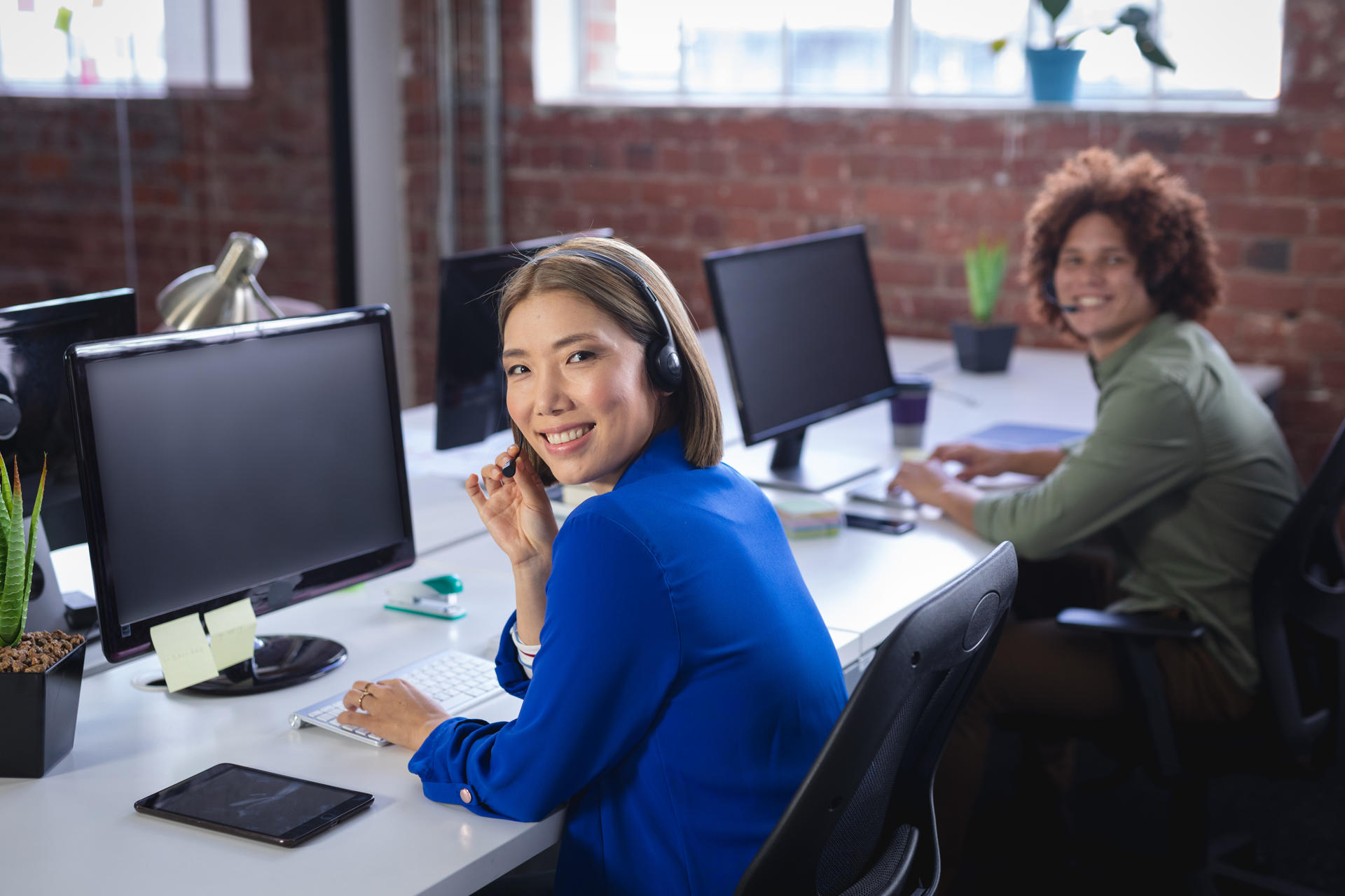 happy-diverse-male-and-female-colleagues-sitting-i-2025-04-03-10-08-20-utc.jpg